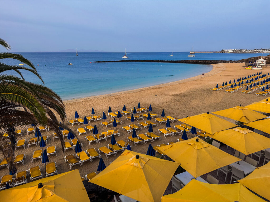 Découvrez la Playa Dorada dans la station balnéaire de Playa Blanca à Lanzarote!