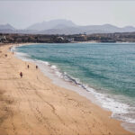 Descubra la gran playa de Costa Calma, ¡un lugar ideal para los deportes de tabla!