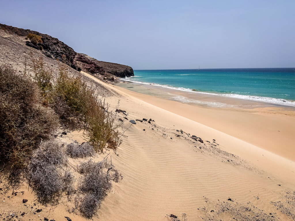 Découvrez la superbe plage sauvage Tierra Dorada à Mal Nombre, au sud de Fuerteventura!